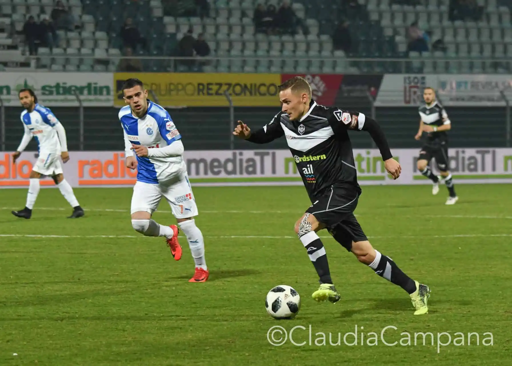 La vittoria contro le cavallette in fotografia 32