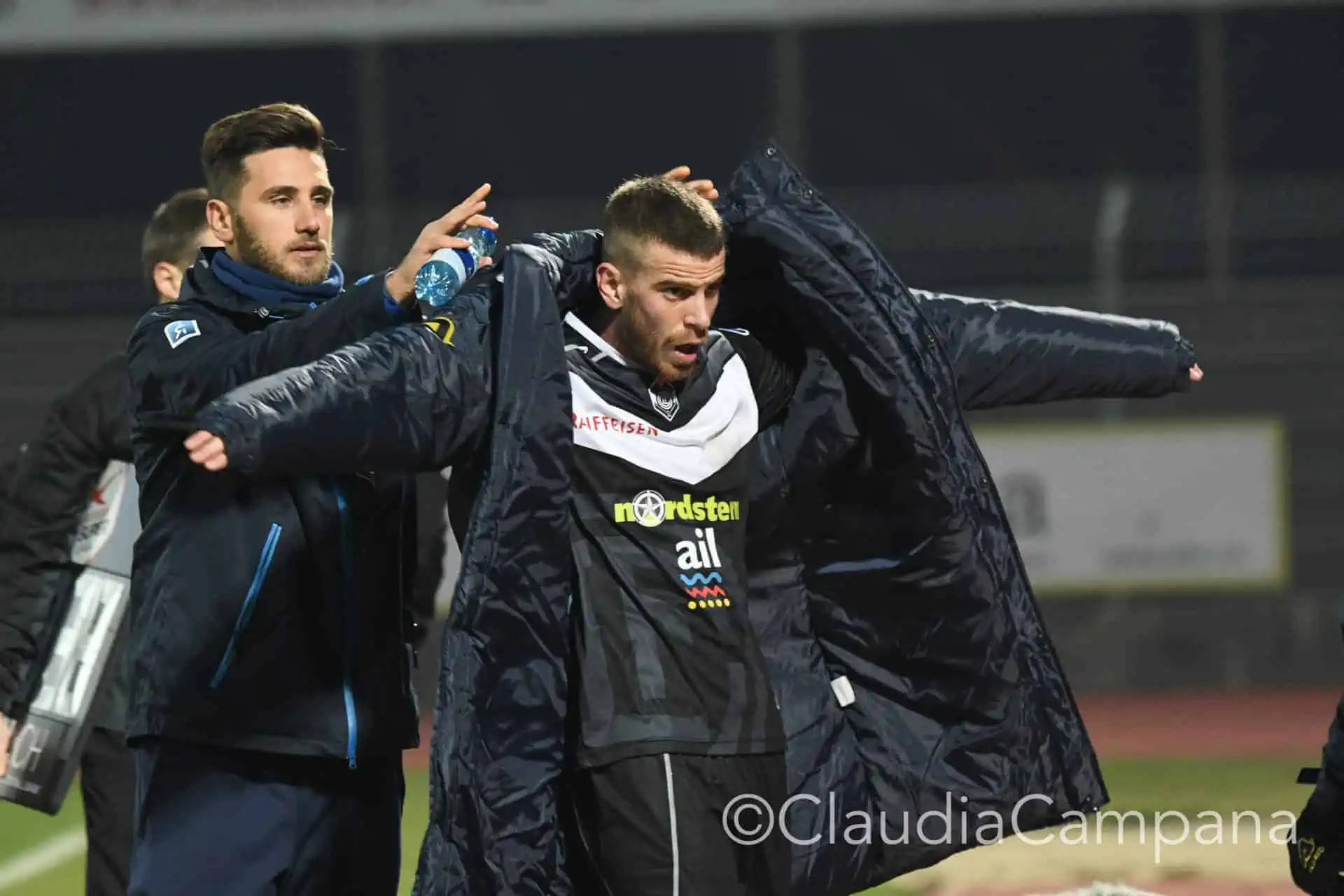 La vittoria contro le cavallette in fotografia 58