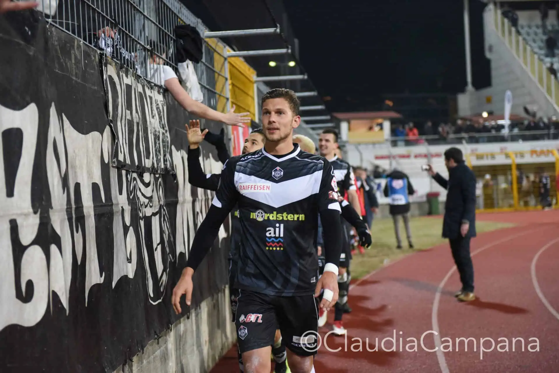 La vittoria contro le cavallette in fotografia 73