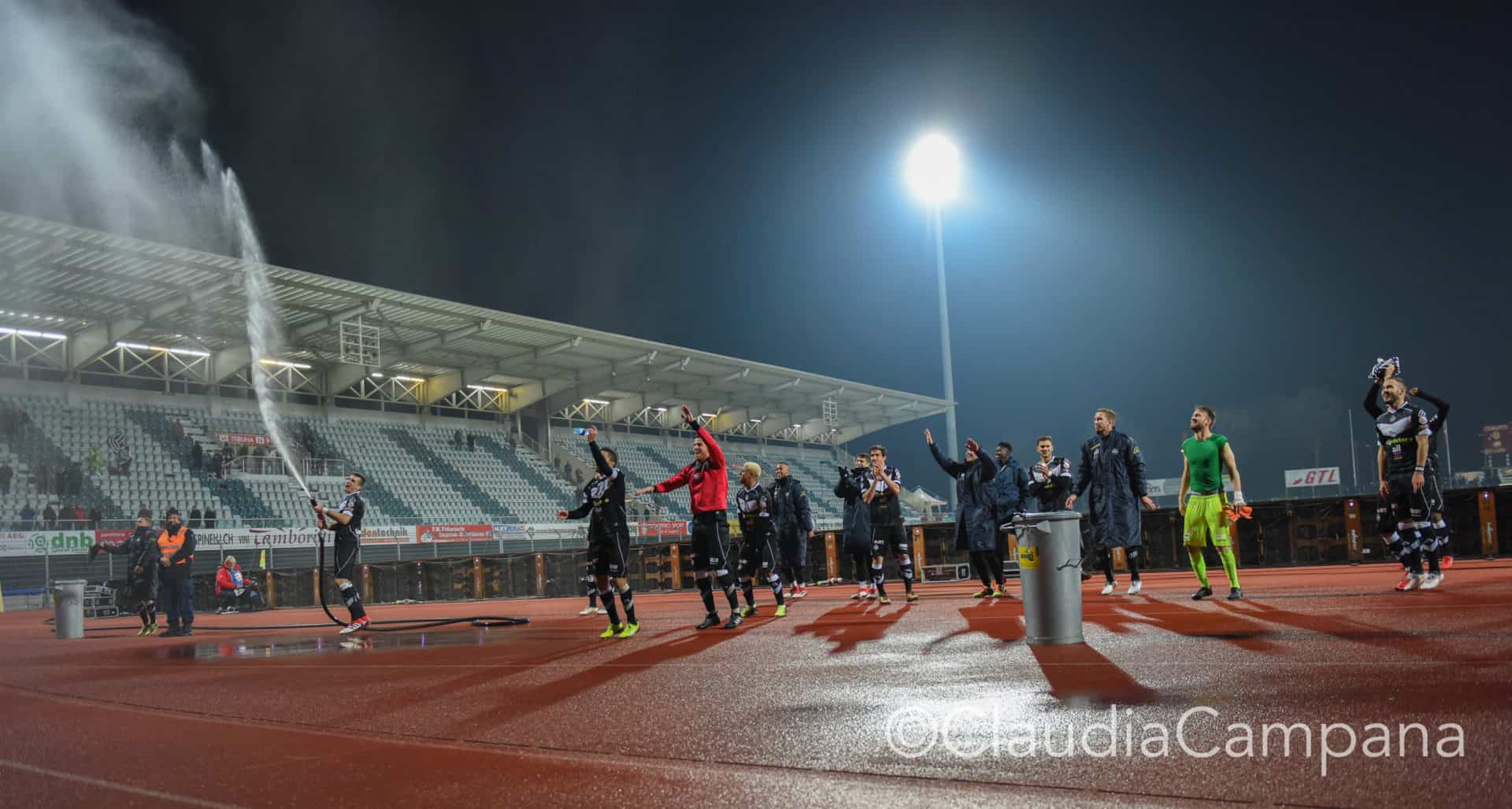 La vittoria contro le cavallette in fotografia 76