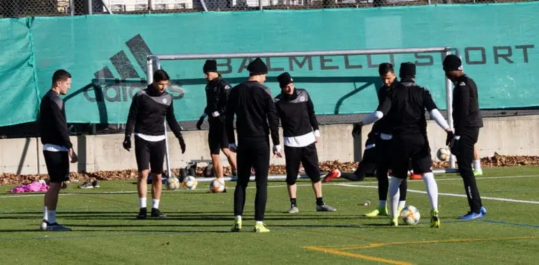 Domenica di allenamento sul terreno sintetico