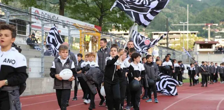 Il Settore giovanile al completo sulla pista di Cornaredo