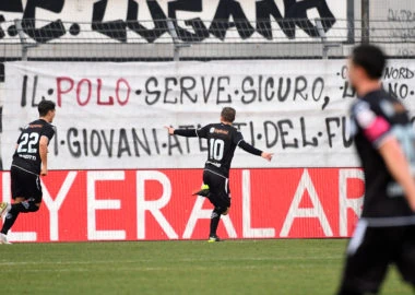 Bottani gioisce davanti allo striscione della Curva per il PSE