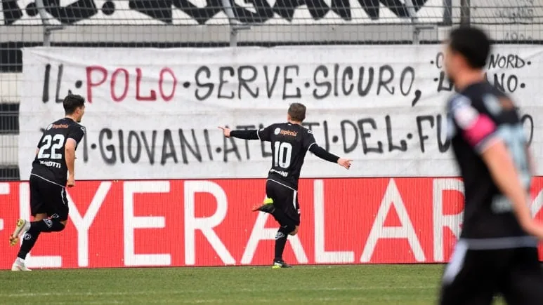 Bottani gioisce davanti allo striscione della Curva per il PSE